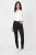 Pretty-little-thing-czarne-spodnie-jeansy-postrzepione-modelka-przod.webp
