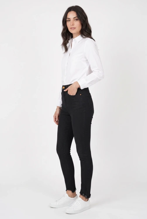 Pretty-little-thing-czarne-spodnie-jeansy-postrzepione-modelka-przod2.webp