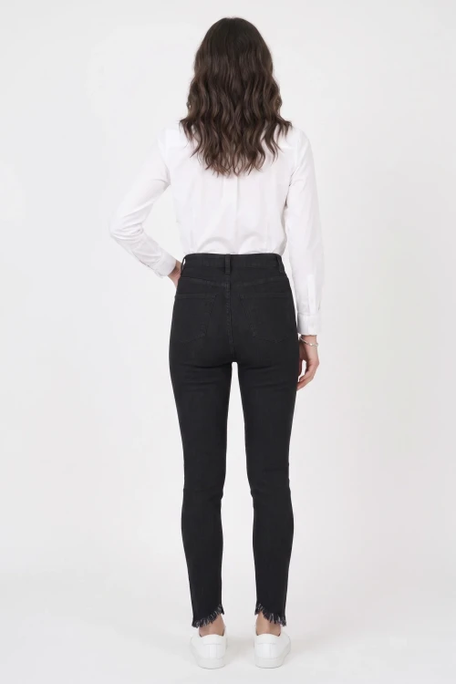 Pretty-little-thing-czarne-spodnie-jeansy-postrzepione-modelka-tyl.webp