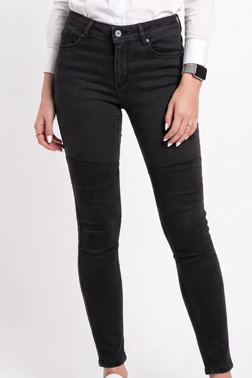 H&M-czarne-odcinane-spodnie-jeansy-modelka-glowne.webp