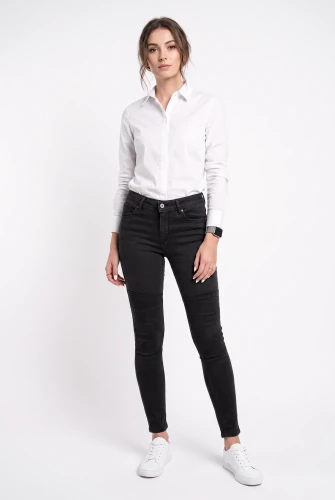 H&M-czarne-odcinane-spodnie-jeansy-modelka-przod.webp
