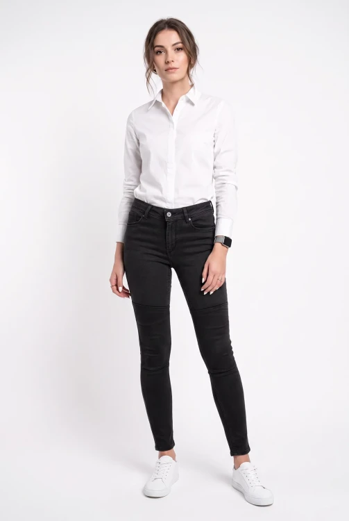 H&M-czarne-odcinane-spodnie-jeansy-modelka-przod.webp