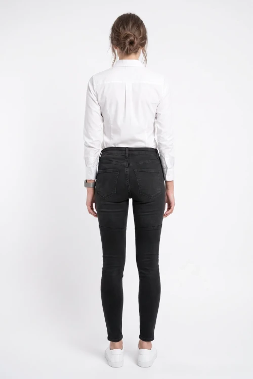 H&M-czarne-odcinane-spodnie-jeansy-modelka-tyl.webp