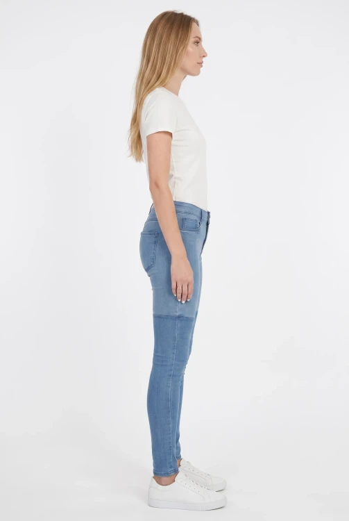 H&M-niebieskie-odcinane-spodnie-jeansy-modelka-bok.webp