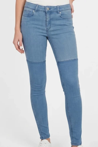 H&M-niebieskie-odcinane-spodnie-jeansy-modelka-glowne.webp