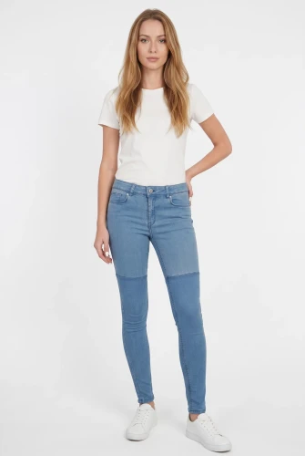 H&M-niebieskie-odcinane-spodnie-jeansy-modelka-przod.webp