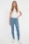 H&M-niebieskie-odcinane-spodnie-jeansy-modelka-przod.webp