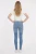 H&M-niebieskie-odcinane-spodnie-jeansy-modelka-tyl.webp