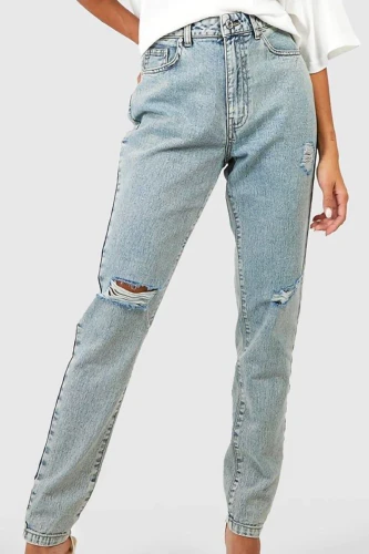 Boohoo-spodnie-jeansy-mum-dziury-wysoki-stan-modelka-przod-2.webp