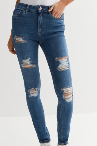 New-Look-Jeansy-Amie-skinny-z-dziurami-modelka-przod-1.webp