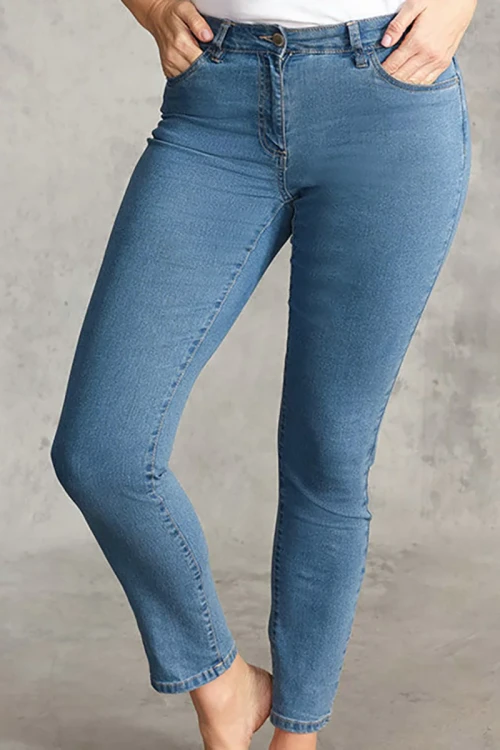 Bonmarche-jasne-jeansowe-spodnie-jeansy-Susie-slim-leg-modelka-przod1-1.webp