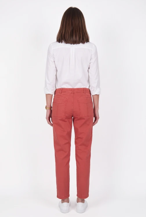 George-damskie-spodnie-jeansowe-cynober-modelka-tyl.jpg