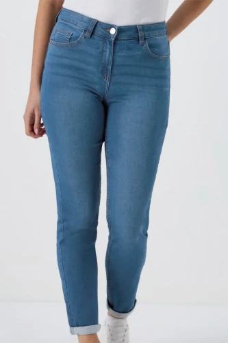 Papaya-Jolie-Relaxed-Skinny-jasne-jeansowe-spodnie-jeansy-modelka-przod2-2.webp