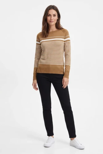 Next-brazowy-sweter-w-biale-pasy-modelka-przod.webp