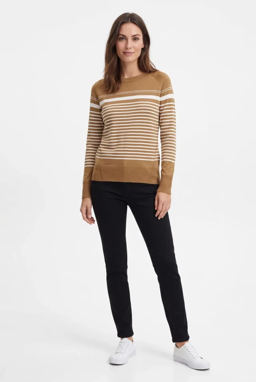 Next-brazowy-sweter-w-biale-pasy-modelka-przod.webp