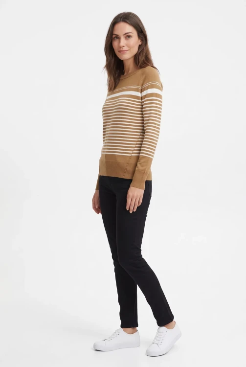 Next-brazowy-sweter-w-biale-pasy-modelka-przod2.webp