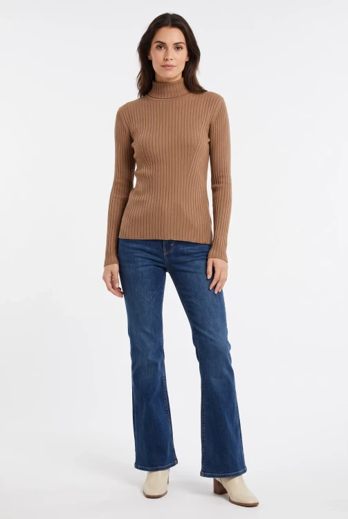 Dorothy-Perkins-camel-sweter-polgolf-modelka-przod.webp
