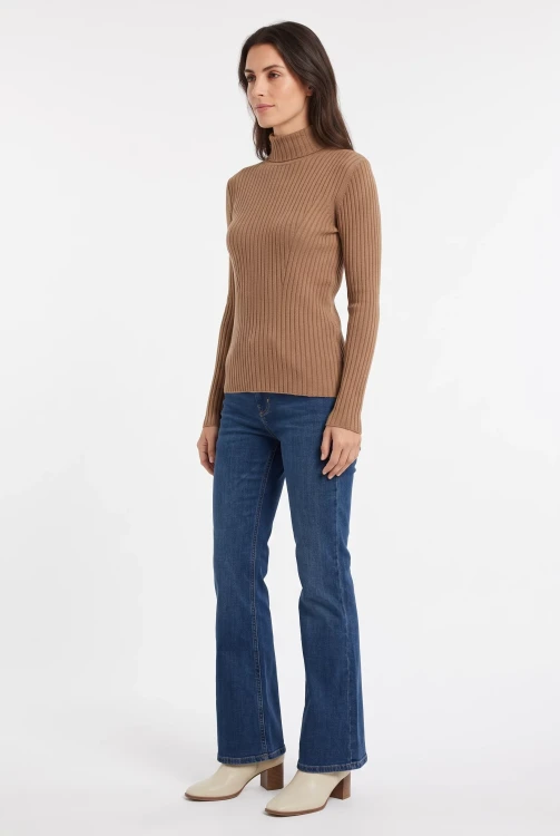 Dorothy-Perkins-camel-sweter-polgolf-modelka-przod2.webp
