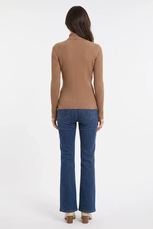 Dorothy-Perkins-camel-sweter-polgolf-modelka-tyl.webp