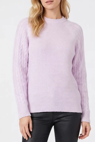 liliowy-sweter-warkocze-modelka-glowne.webp