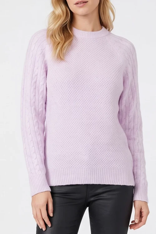 liliowy-sweter-warkocze-modelka-glowne.webp