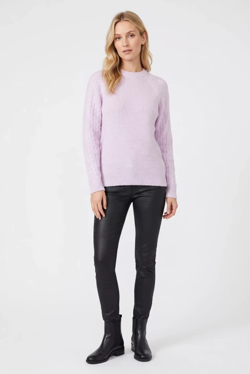 liliowy-sweter-warkocze-modelka-przod.webp