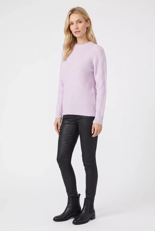 liliowy-sweter-warkocze-modelka-przod2.webp