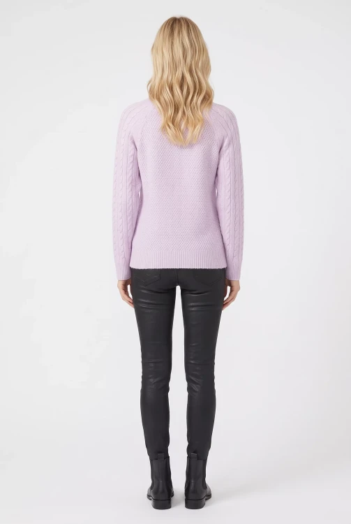 liliowy-sweter-warkocze-modelka-tyl.webp