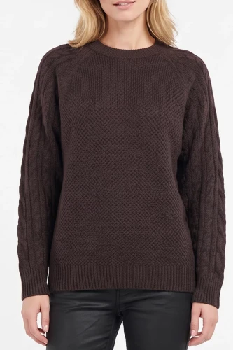 ciemnobrazowy-sweter-warkocze-modelka-glowne.webp