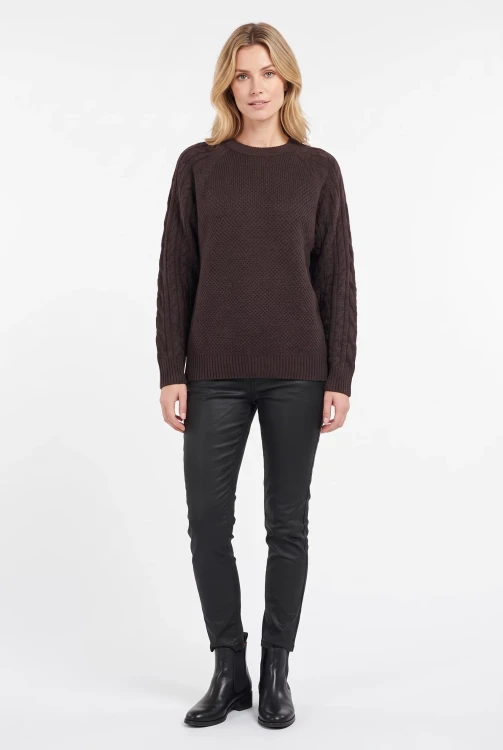 ciemnobrazowy-sweter-warkocze-modelka-przod.webp