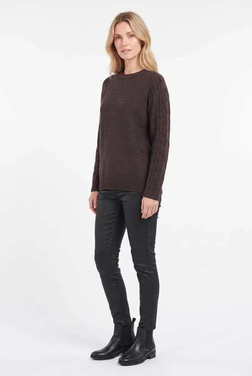 ciemnobrazowy-sweter-warkocze-modelka-przod2.webp