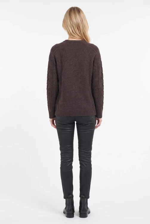 ciemnobrazowy-sweter-warkocze-modelka-tyl.webp