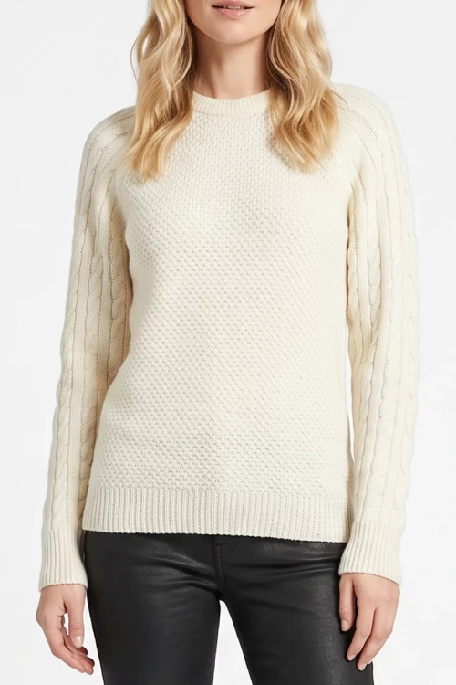 kremowy-sweter-warkocze-modelka-glowne.webp