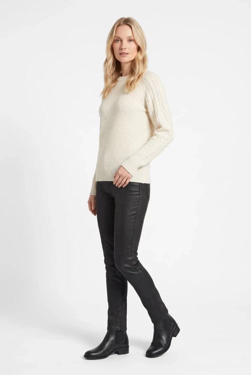 kremowy-sweter-warkocze-modelka-przod2.webp