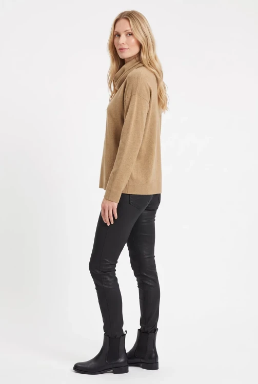 H&M-camel-sweter-z-wykladanym-golfem-modelka-bok.webp