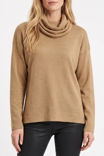 H&M-camel-sweter-z-wykladanym-golfem-modelka-glowne.webp