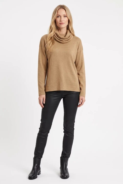 H&M-camel-sweter-z-wykladanym-golfem-modelka-przod.webp
