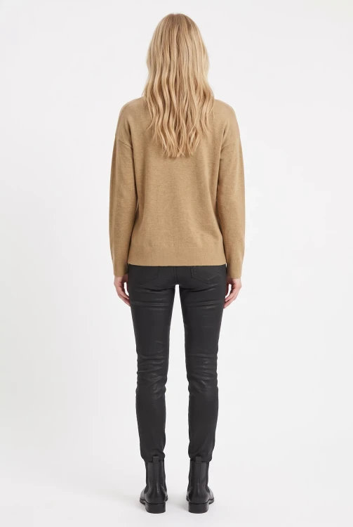 H&M-camel-sweter-z-wykladanym-golfem-modelka-tyl.webp