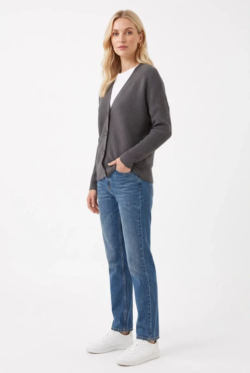 F&F-grafitowy-sweter-kardigan-modelka-przod2.webp