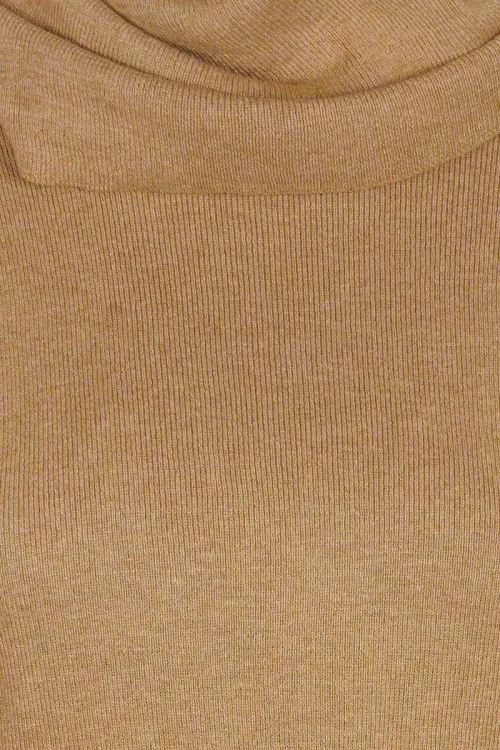 h&m-karmelowy-sweter-golf-z-wykladanym-kolnierzem-zblizenie.webp