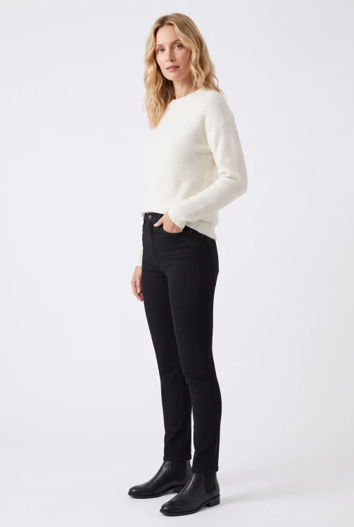 Bonmarche-bialy-sweter-modelka-bok.webp