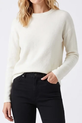 Bonmarche-bialy-sweter-modelka-glowne.webp