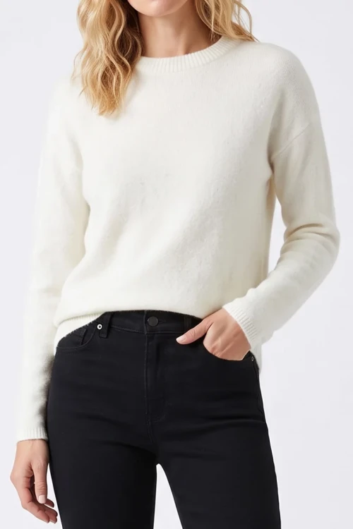 Bonmarche-bialy-sweter-modelka-glowne.webp