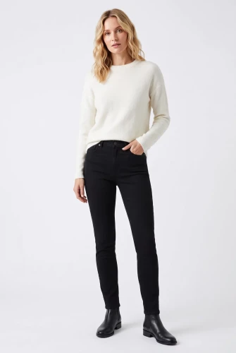 Bonmarche-bialy-sweter-modelka-przod.webp