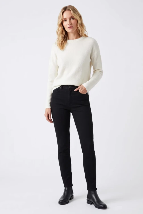 Bonmarche-bialy-sweter-modelka-przod.webp
