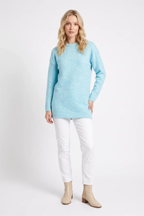 Bonmarche-turkusowy-sweter-modelka-przod.webp