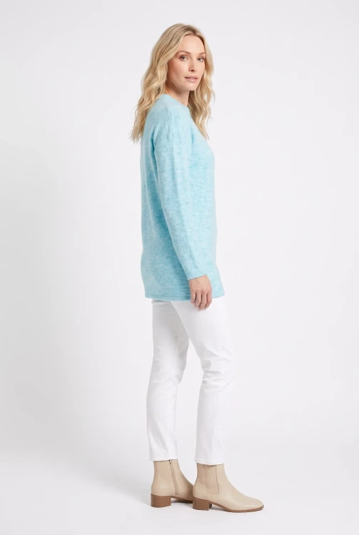Bonmarche-turkusowy-sweter-modelka-tyl.webp