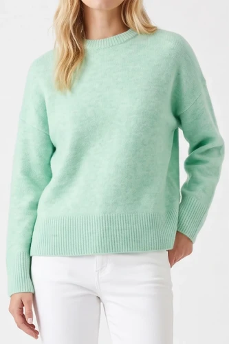 Primark-mietowy-sweter-z-welna-modelka-glowne.webp