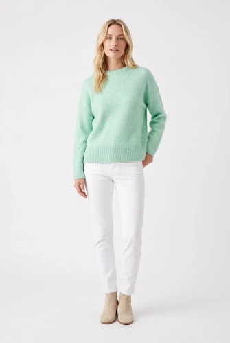 Primark-mietowy-sweter-z-welna-modelka-przod.webp