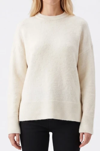Primark-kremowy-sweter-z-welna-modelka-glowne.webp